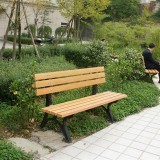 音樂公園座椅被拋水池內成“竹筏” 真是煞風景